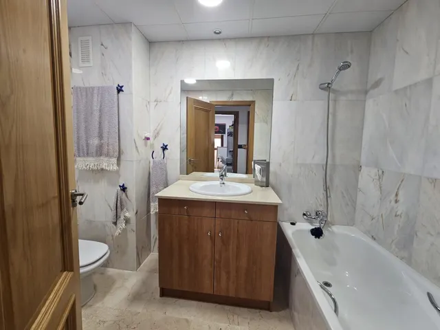 Amplio piso de 3 dormitorios con terraza, garaje, trastero y piscina en Mijas Costa — 23