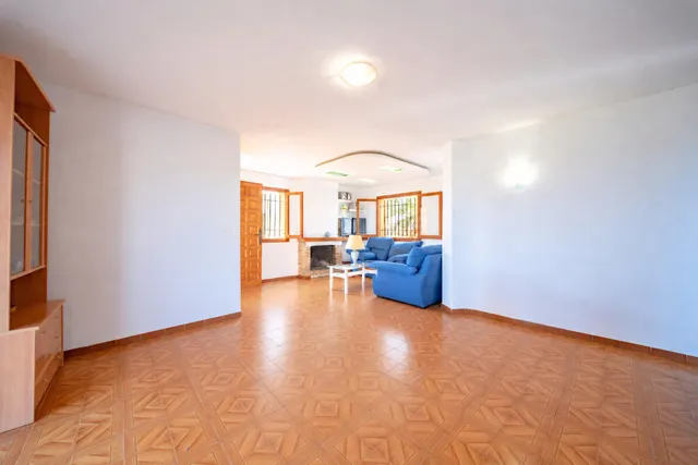 Chalet en primera línea de playa en torrenostra: una oportunidad para crear tu hogar junto al mar — 42