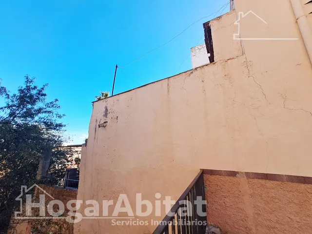 AMPLIA CASA CON 2 TERRAZAS PARA REFORMAR EN EL CENTRO — 44