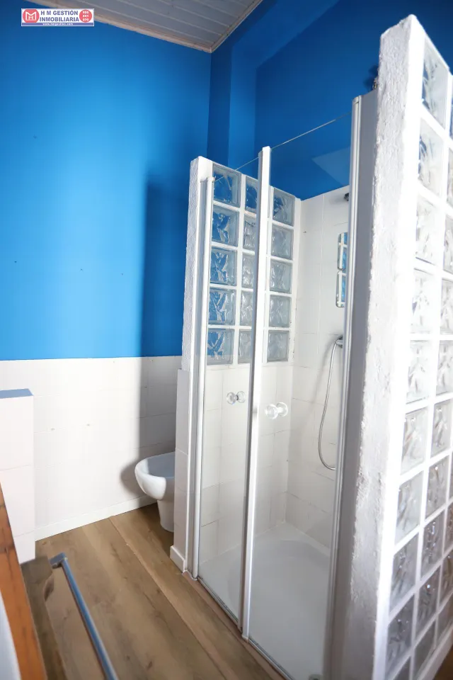 Ático de un dormitorio con aire acondicionado calefacción por  gas, baño y aseo, terraza exterior y plaza de garaje. — 9