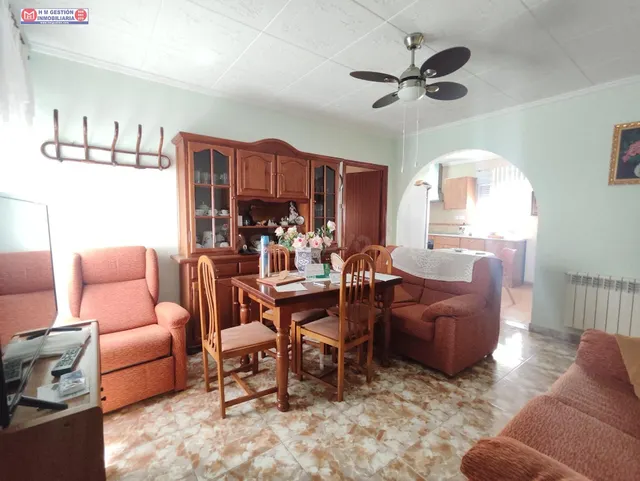 Amplia Casa en Alcázar de San Juan con Piscina y Oportunidad - foto 4