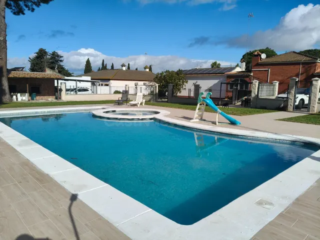 SE VENDE CHALET ADOSADO EN CHICLANA, ZONA PINAR DE LOS FRANC