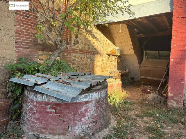 CASA CON AMPLIO TERRENO PRÓXIMA A LEÓN — 25