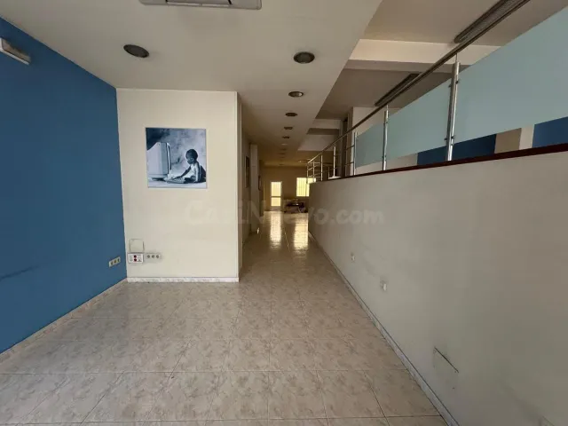 ¡ESPECTACULAR AMPLIO LOCAL EN ALQULER EN CALLE CORUÑA! - foto 4