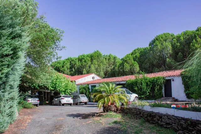 Exclusiva finca rústica con vivienda, piscina, zonas ajardin