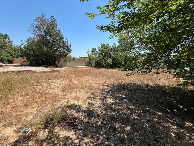 Terreno urbano en Torrent con edificación y frontenis. — 44