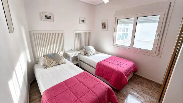 Apartamento turístico en primera línea de mar con piscina, garaje y solárium panorámico — 19