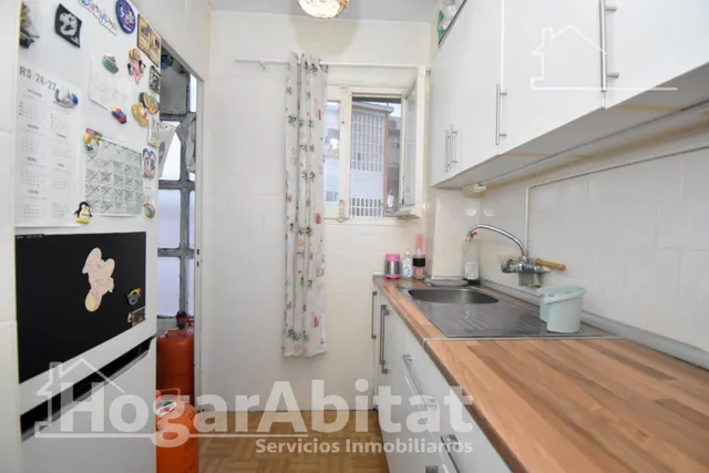 Disfruta de la luz natural y el encanto de vivir a un paso del centro en este acogedor piso con balcón — 17