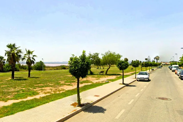 Bungalow reformado con 2 dormitorios, 1 baño y una amplia terraza frontal. Zona tranquila cerca de colegios y con buenas conexiones de transporte público. — 40