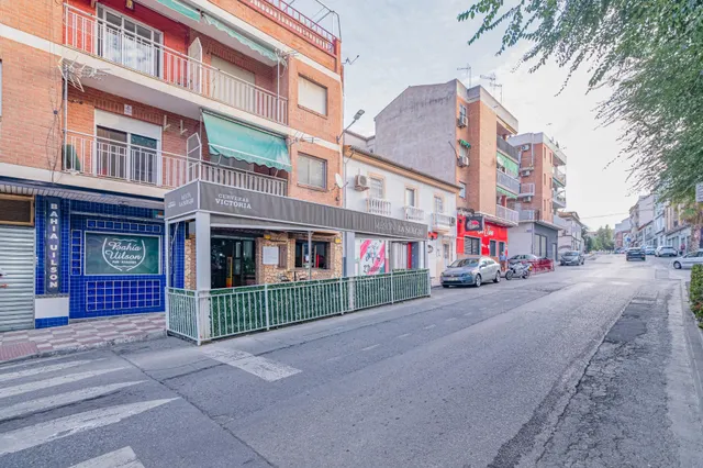 Bar en funcionamiento con local en propiedad, terraza y negocio completo en Atarfe — 7