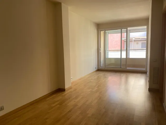 Piso céntrico y muy luminoso con terraza frente plaza del Pallol. — 8
