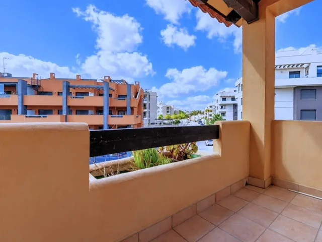 Magnífica y espaciosa casa adosada de 4 plantas (aprox. 176 m2). Varias terrazas y gran zona de piscina comunitaria. Cerca de campos de golf, La Zenia Boulevard, y a poco más de 5 km de las playas. — 30