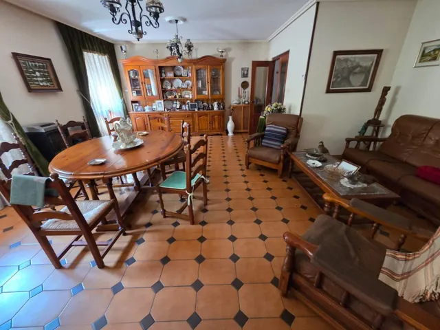 SE VENDE CASA EN VALENCIA DE DON JUAN, 2 PLANTAS, 5 HAB., 2 COCINA, BAÑO, ASEO, PATIO, COCHERA. — 24