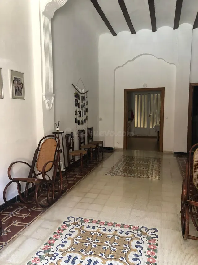 Casa típica valenciana de 232 m2 con patio, terraza y dos pl - foto 2