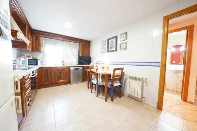 Chalet adosado con buhardilla en ciudad jardín de Alicante: garaje para 4 vehículos, terraza de 30m2 y piscina — 20