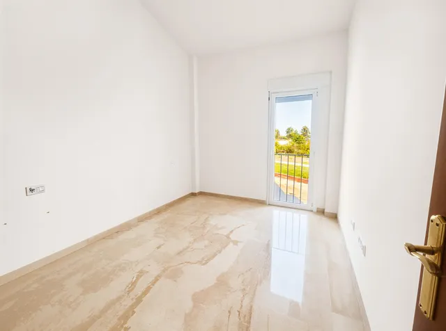 Casa adosada en venta en Utrera – 4 dormitorios, sótano y amplio espacio familiar — 11