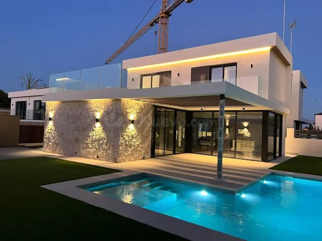 VILLA INDEPENDIENTE EN ORIHUELA COSTA ( PLAYA FLAMENCA ) - foto 2