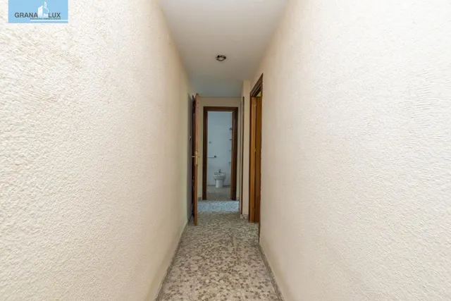 Piso en esquina con terraza y vistas a Plaza Mariana Pineda, Granada — 32