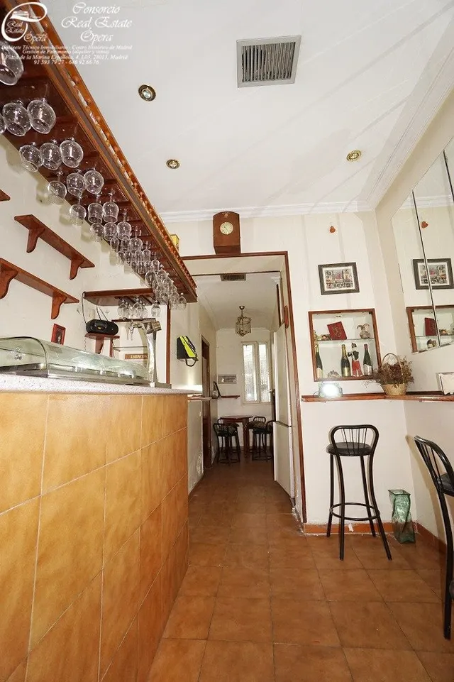 BAR CAFETERIA FRENTE A METRO Y RENFE PIRAMIDES — 48