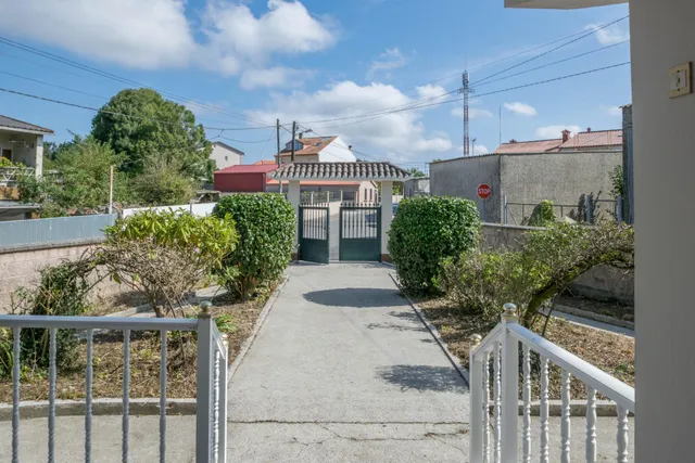 Amplia Casa + otra vivienda + anexo en Venta en Ardemil, Ordes — 2