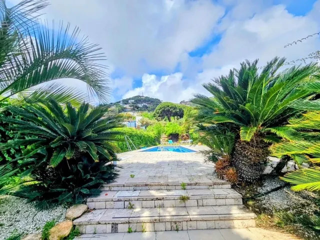 Chalet con licencia turística, piscina y vistas únicas.