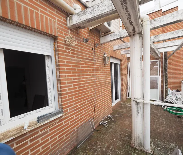 Ático Semireformado de 3 Dormitorios con Amplia Terraza en T - foto 2