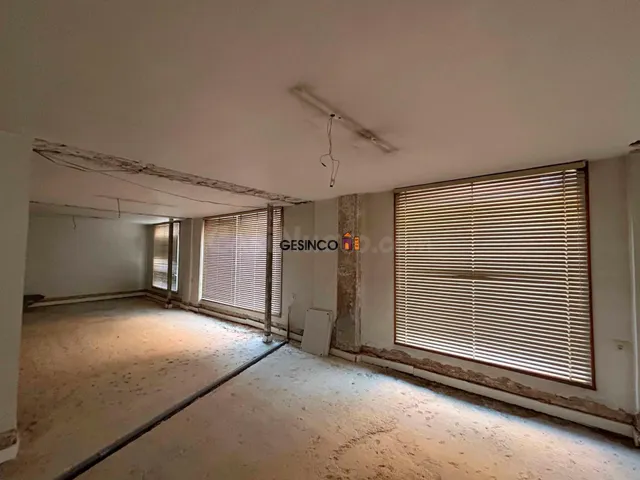 LOCAL COMERCIAL CÉNTRICO CON OCHO ESCAPARATES — 3