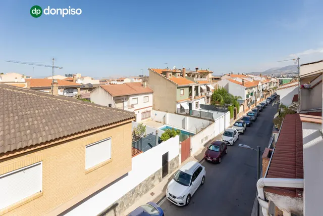 Vive en el corazón de Armilla: 4 dormitorios, patio, terraza y garaje — 22
