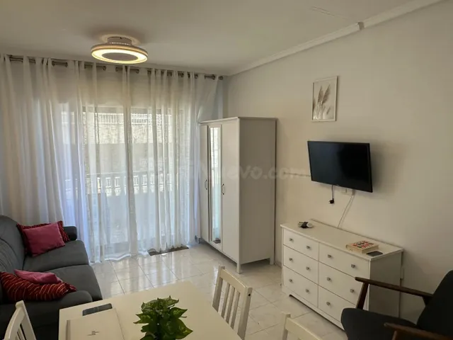 Estudio con terraza, Alicante, Torrevieja. 1 habitación, 36 m2, 900 metros al mar — 3