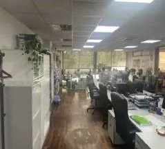 Oficina en entreplanta en edificio mixto del año 1980 en la ciudad de Barcelona