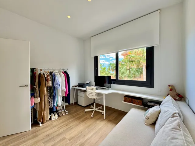 elegante villa con vistas parciales al mar. — 24