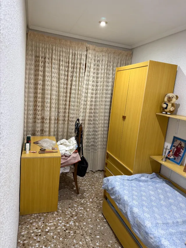 Piso con ascensor, 4 dormitorios, 2 baños, cocina 19 m2 con patio pisable, salon comedor, tres piezas a la calle. — 42