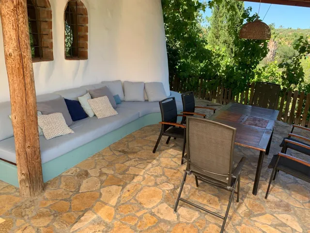 Se alquila chalet en coin buena zona — 16