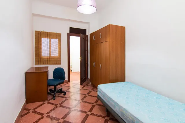 Por debajo de la Plaza Trinidad, a un paso de Facultad de Traductores, Derecho, Escuela de Arte y Oficios. Actualmente 6 estancias(incluido el salón). un cuarto de baño, un aseo, cocina. Techos Alto — 23