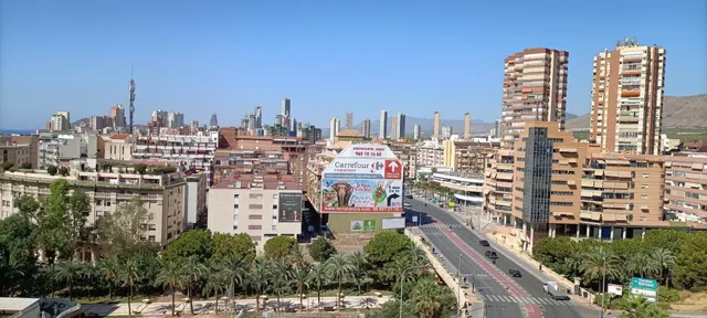 AMPLIO PISO REFORMADO DE 3 DORMITORIOS, CON VISTAS AL MAR EN - foto 4