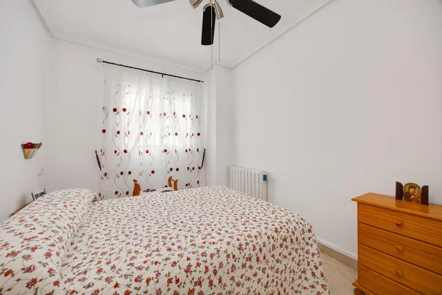 Bungalow de 2 dormitorios y piscina comunitaria en Orihuela Costa — 25