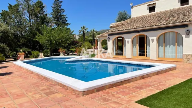 EN VENTA – EXCLUSIVO CHALET EN ONTINYENT CON EXCELENTE UBICA