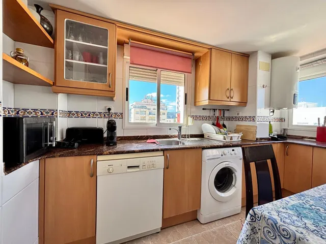 Apartamento en primera línea de playa de Gandia en residencial con piscina comunitaria, garaje y trastero. — 21