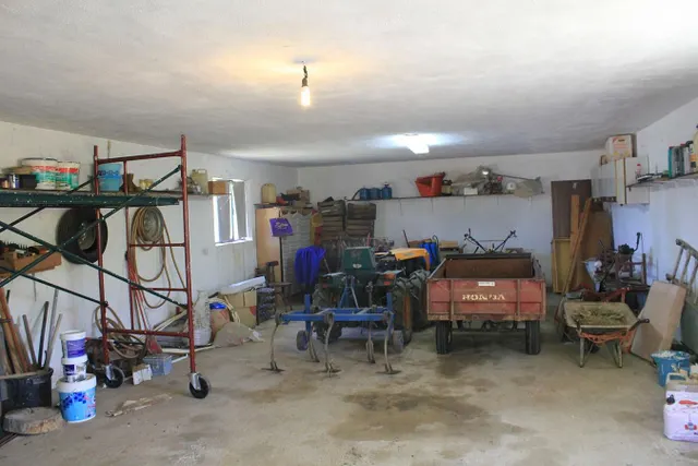 Parcela, con casa y nave — 16