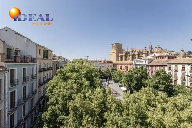 Exclusivo Piso Dúplex en el Corazón de Granada — 2