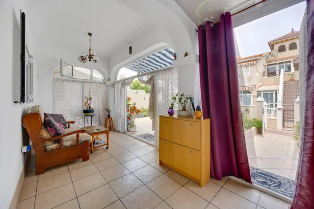 Bungalow de 2 dormitorios y piscina comunitaria en Orihuela Costa — 12