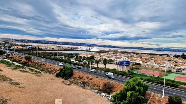 Ático con Piscina y Vistas Espectaculares en Torrevieja — 17