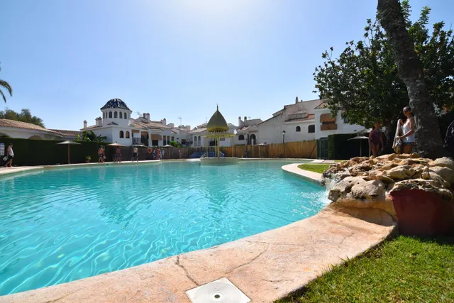 BUNGALOW A 500M DE LA PLAYA EN URBANIZACION CON 4 PISCINAS Y GARAJE !! — 31