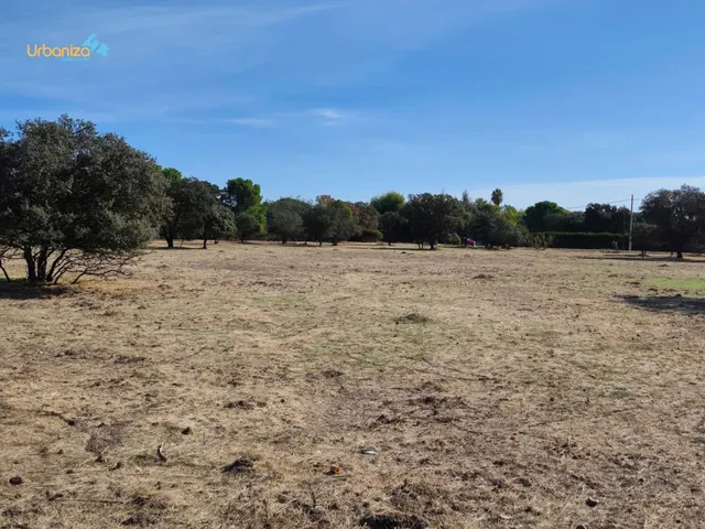 Parcela en tres arroyos totalmente vallada con pozo, portera de entrada y  2 acometidas de luz — 24