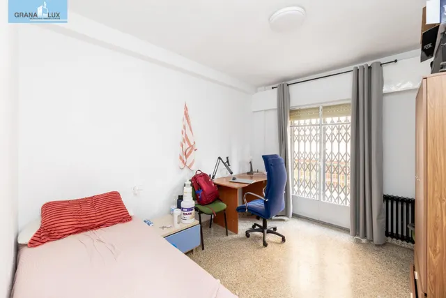 Venta de piso de 4 dormitorios y 2 baños en Granada (Zona Centro) — 19