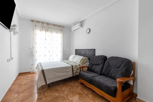 Estudio en Torrevieja con piscina comunitaria - foto 4