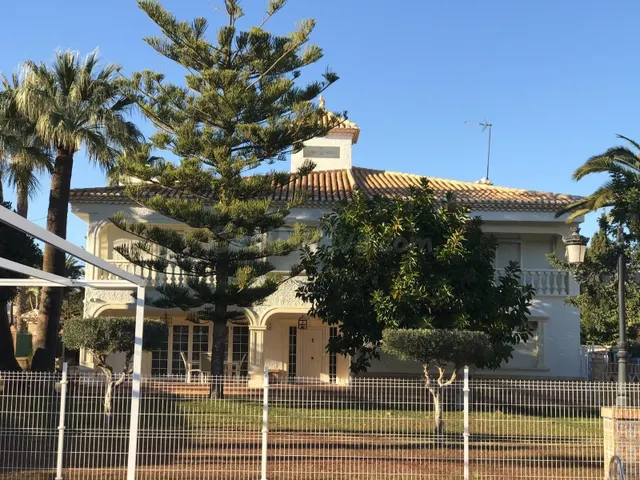 VILLA DE LUJO DE 7 DORMITORIOS A 150 M DEL MAR, CON PISCINA 