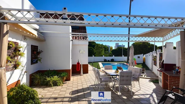 Chalet independiente de esquina con piscina y terraza con vistas al mar en El Rompido Cartaya, Huelva. — 34
