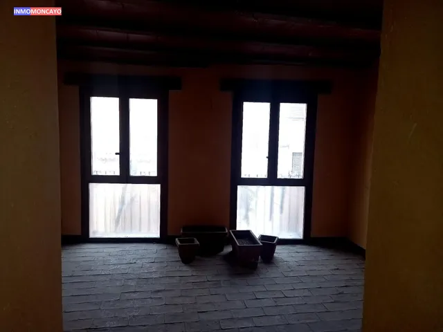 Se vende céntrico hostal-mesón — 27