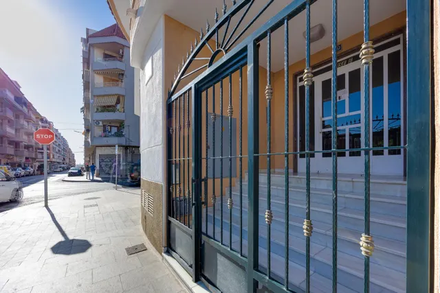 Ático con terraza, garaje y piscina a 250 metros del mar — 29